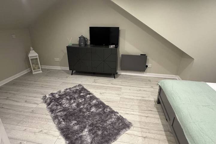 Newly Renovated Room With Private Bathroom - Sleeps 3 - 2 Beds in West Lothian