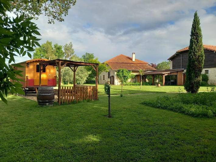 Chambre d’hôte pour 2 personnes, avec Terrasse ainsi que Jardin et Vue à Crastes