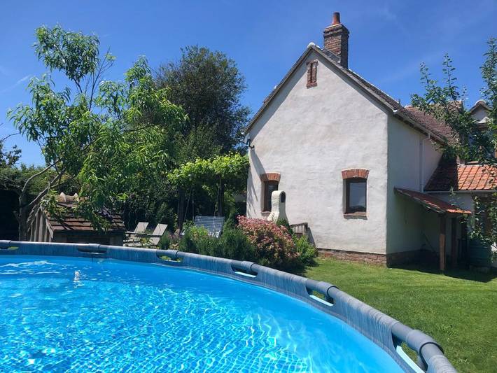 Gîte pour 7 personnes, avec jardin ainsi que piscine et vue, adapté aux familles à Saint-Jeanvrin