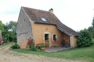 Gîte pour 4 personnes, avec jardin à Asnières-sur-Vègre