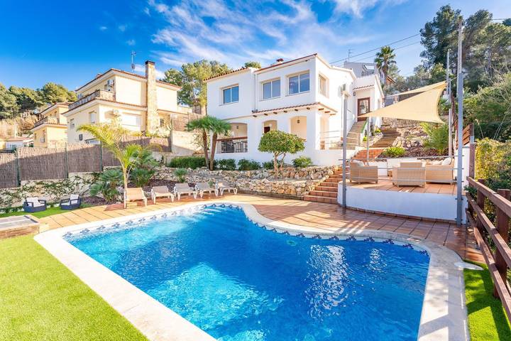 Chalet para 10 personas, con jacuzzi además de jardín y terraza en Olivella