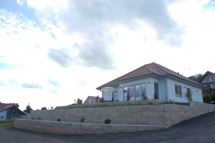 Ganze Ferienwohnung, Ferienhaus "Blick zum Rennsteig" - Fh (98 qm mit großem Wohnzimmer/Terrasse,1 Schlafzimmer Doppelbett, 1 Schlafzimmer Etagenbett, Küche, Bad Wc/Du/Wanne) in Wartburg, Moorgrund