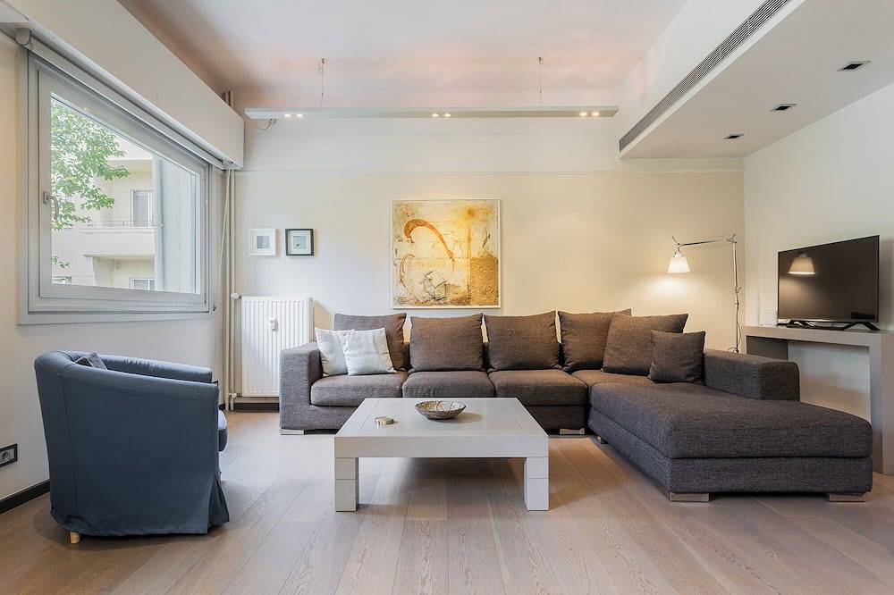 Entire apartment, Plaka: Stylish Flat Overlooking Cathedral Sq. in Central Section of Athens, Athens