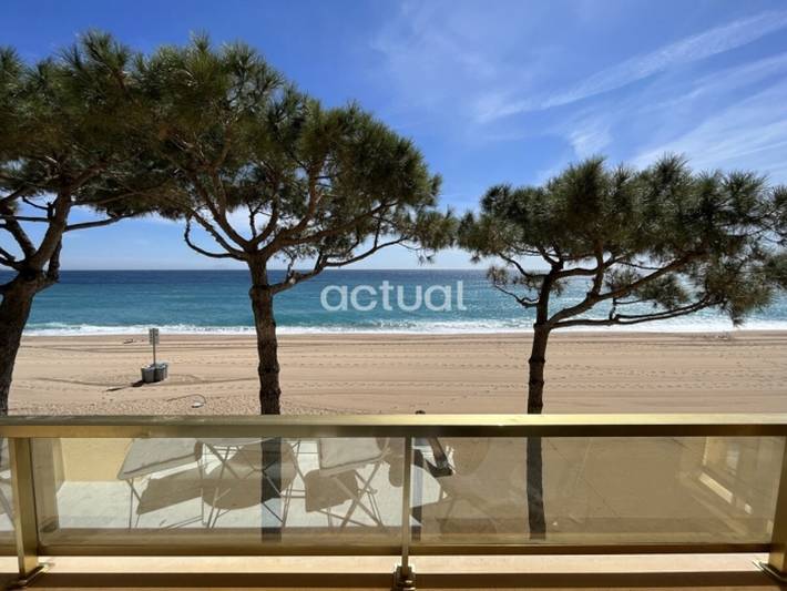 Apartamento entero, Apartamento renovado frente al mar, 2 habitaciones, aire acondicionado, parking in Platja d'Aro, Costa Brava
