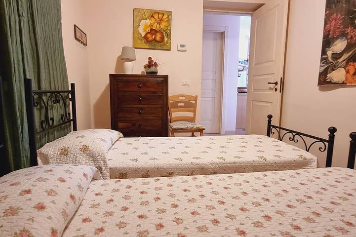 Trulli Bianchi. Caratteristico in pietra con piscina privata e vista panoramica in Comune di Alberobello, Provincia di Bari