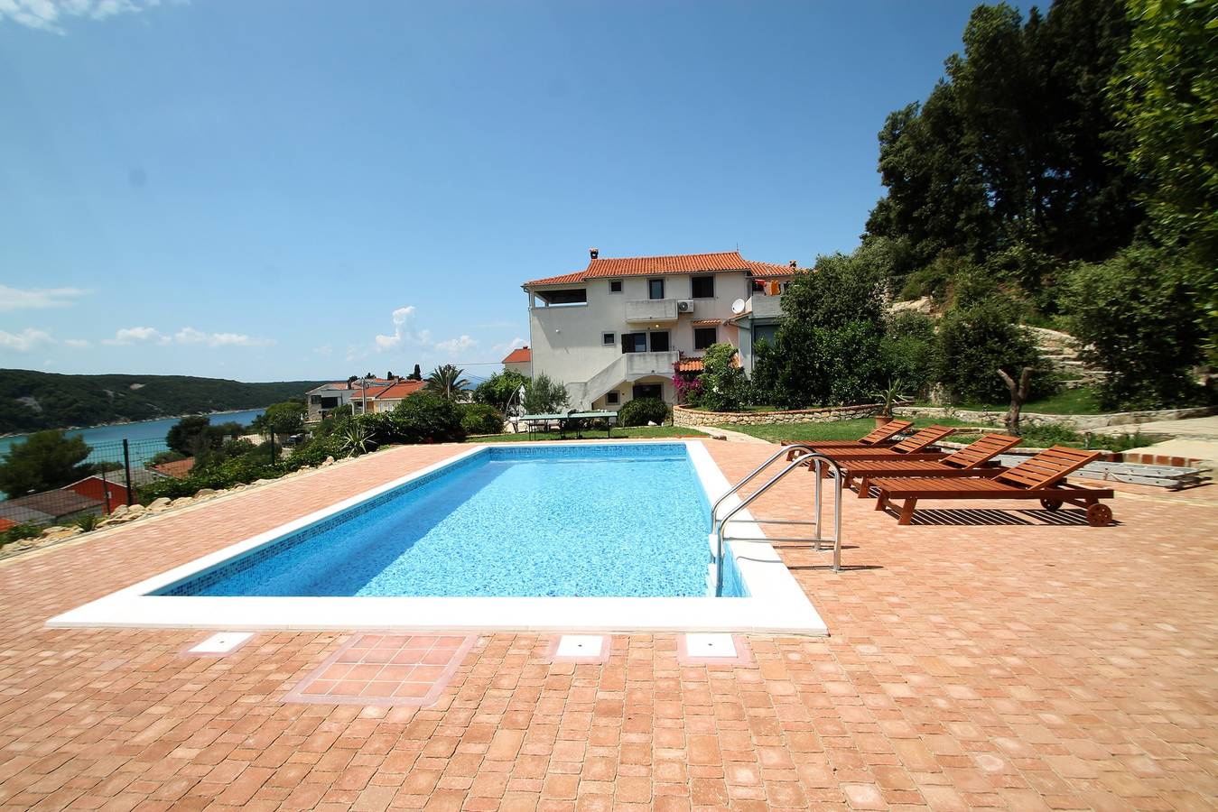 Ganze Wohnung, 2-Zimmer-Ferienwohnung mit Terrasse und Meerblick Kampor, Rab A-15518-a in Kampor, Rab