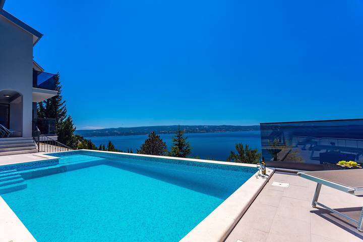 Villa Belvedere with heated pool, amazing sea view
 in Omiš, Omiš-Riviera