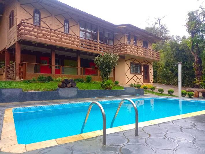 Casas e apartamentos de temporada para 30 pessoas, com jardim e piscina e ainda balcão, com animais de estimação em Juquitiba