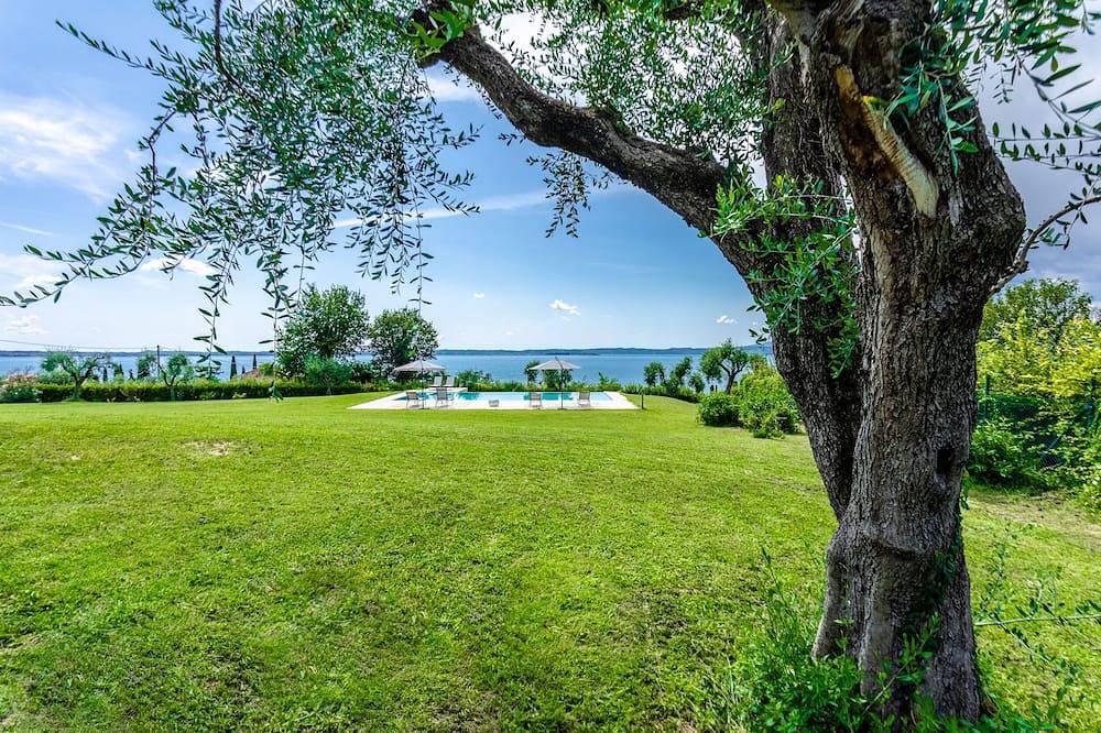 Villa Roccolo luxury retreat overlooking the Garda Lake in Bardolino, Montagnes autour du lac de Garde