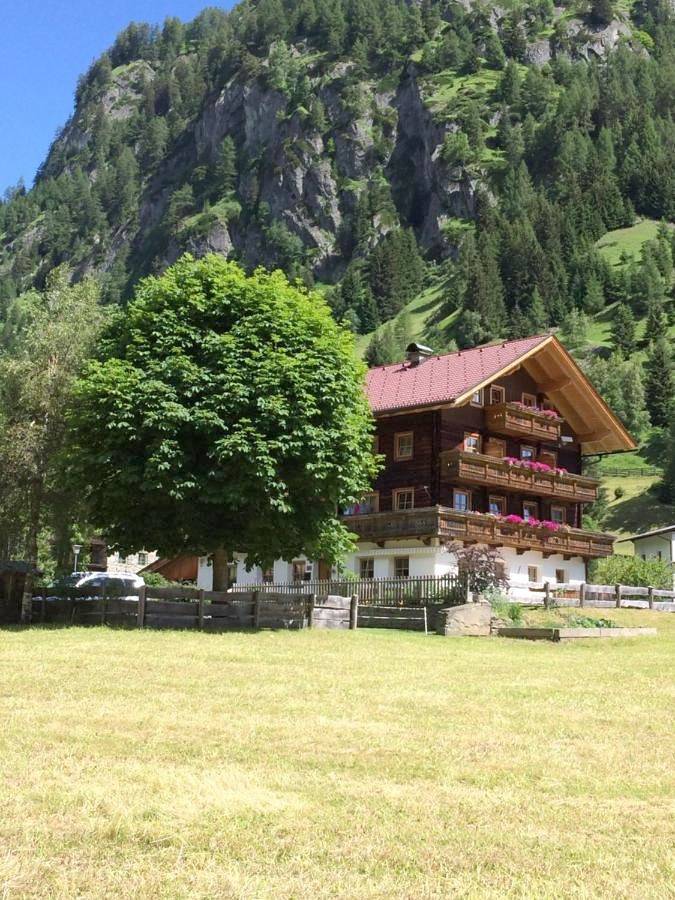 Ferienwohnung für 4 Personen, mit Balkon und Terrasse sowie Garten und Ausblick in Prägraten am Großvenediger