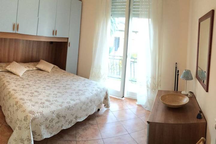 Ganze Wohnung, Haus Greta 5 Minuten zu Fuß von schönen Stränden und Radweg. Balkon in Taggia (stadt), Taggia