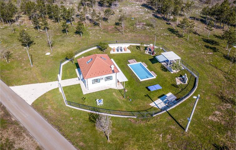 Gemütliches Apartment mit Pool, AC, Parkplatz und Terrasse in Dalmatinisches Zagora