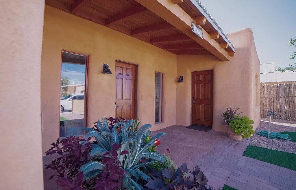 Sun-Drenched Luxury Home 5 Min. Walk to Plaza - Private Backyard - Fireplace in Santa Fe, Santa Fe County