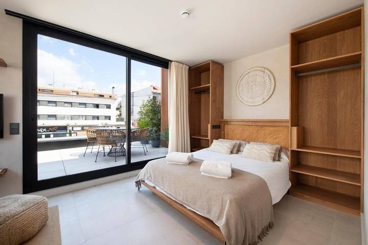 Apartahotel para 4 personas, con Balcón además de Terraza y Jardín en Casteldefels
