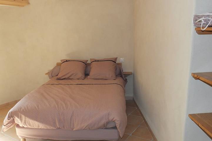 Gîte pour 8 personnes, avec terrasse ainsi que jardin et piscine à Mandagout - 3