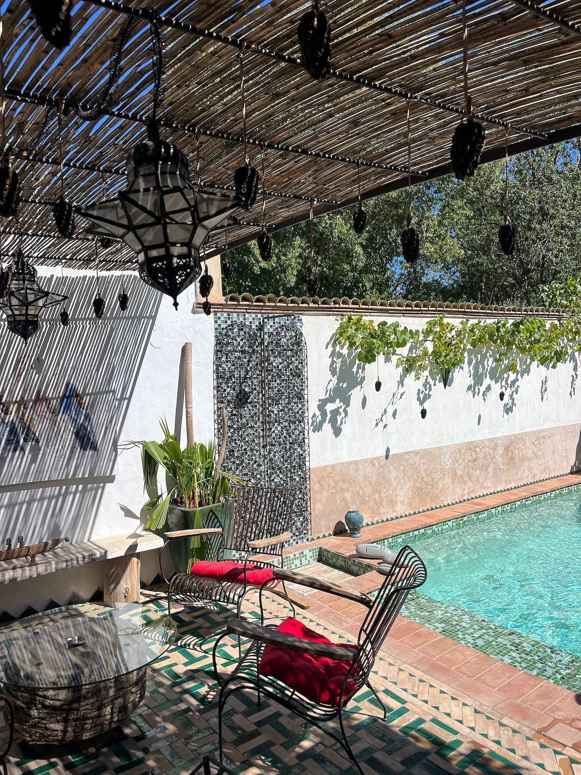 La Muyoise, Habitación y mesa de huéspedes entre riad y arte de vivir provenzal in Le Muy, Costa mediterránea (Francia)
