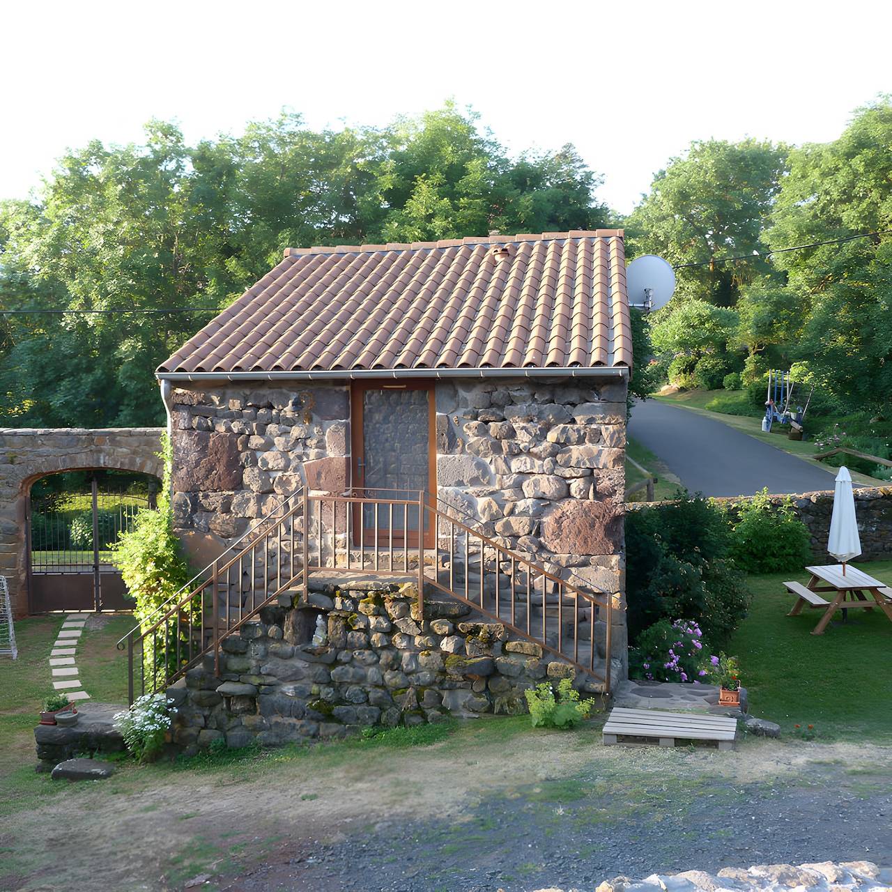 La petite maison Studio La Bergerie in Bains, Alto Loira