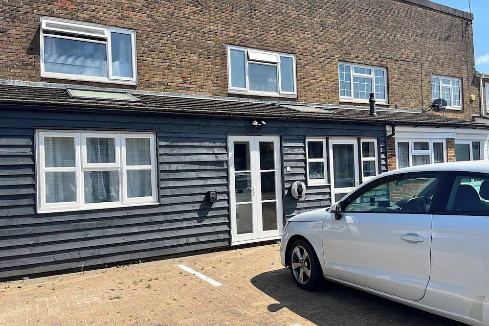 Entire apartment, Spacious Apartment - 12 Minutes from Gatwick in Crawley, West Sussex