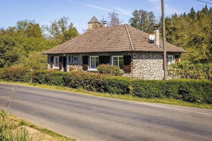 Gîte pour 5 personnes, avec jardin et vue à Ségur-le-Château