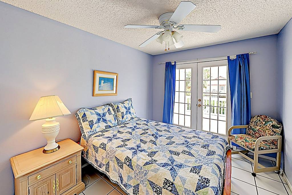 Ganze Wohnung, Spacious Island Getaway w/ Fenced Backyard Pool & 2 Balconies, Walk to Beach in South Padre Island, Laguna Madre