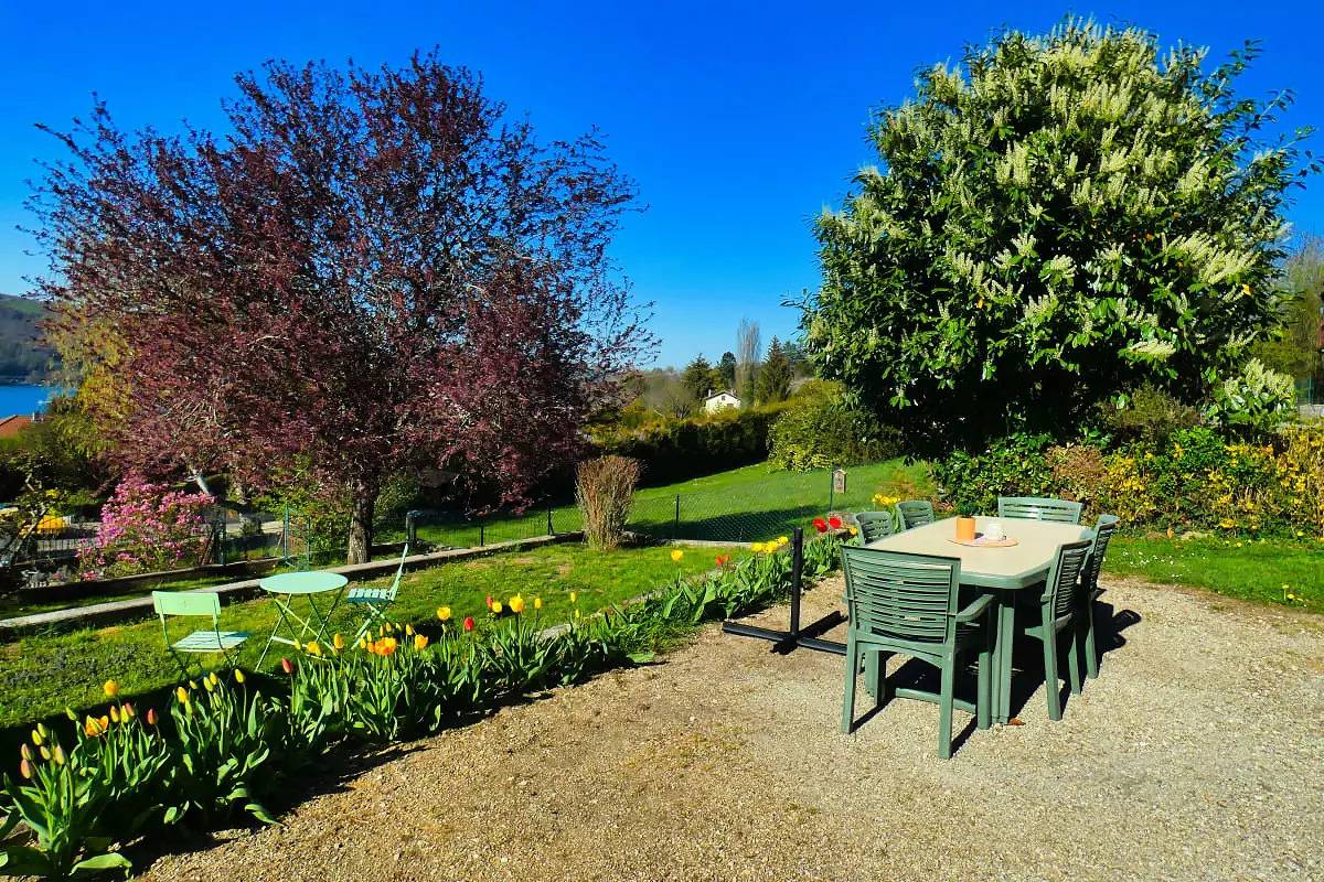 Charming Villa with Parking, Garden & City Center 1.5km Away in Bilieu, Lake Paladru