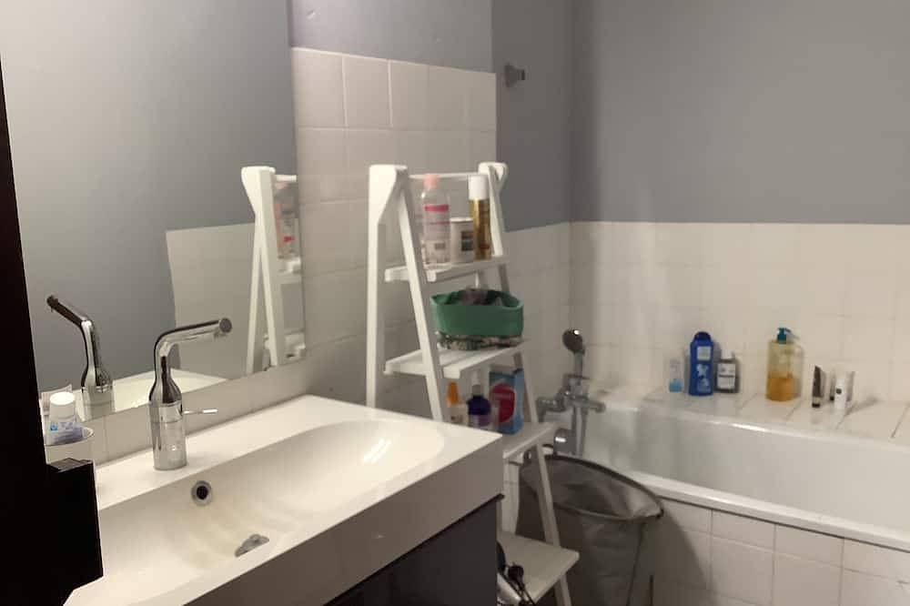 Ganze Wohnung, Charming 2-bedroom apartment with garden in the center of town for rent in Allevard, Isère