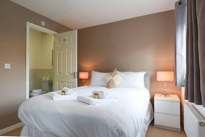 Solent Stay – 3-Bed Townhouse in Lee-on-the-Solent | Ideal for Work or Family Trips in Gosport, Hampshire