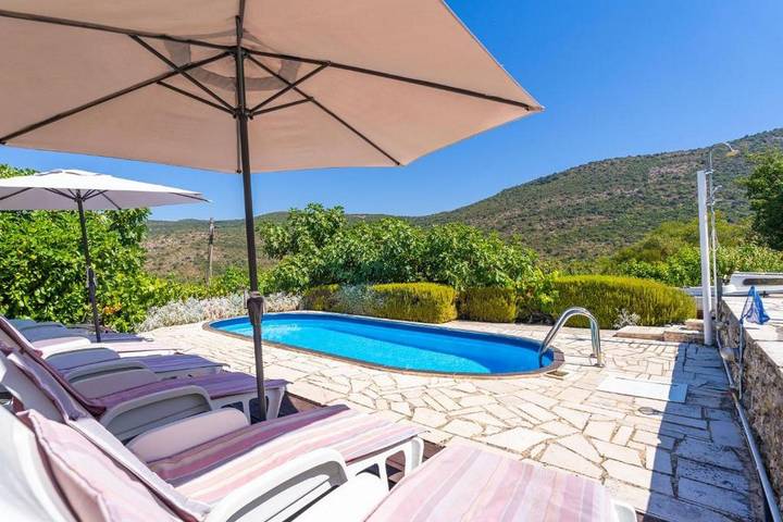Ferienhaus für 8 Personen, mit Balkon/Terrasse und Garten sowie Pool in Kroatien
