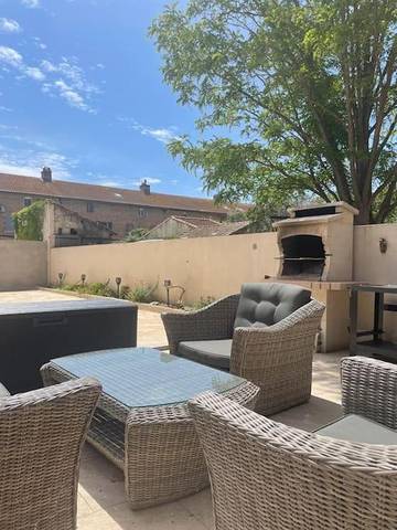 Gîte pour 9 personnes, avec vue et jardin dans Salin-de-Giraud