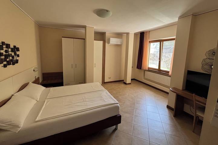 Ganze Wohnung, „Villa Imelda“ geräumige, helle Apartments, Garten oder Balkon, Seeblick in Limone sul Garda, Gardasee-Berge