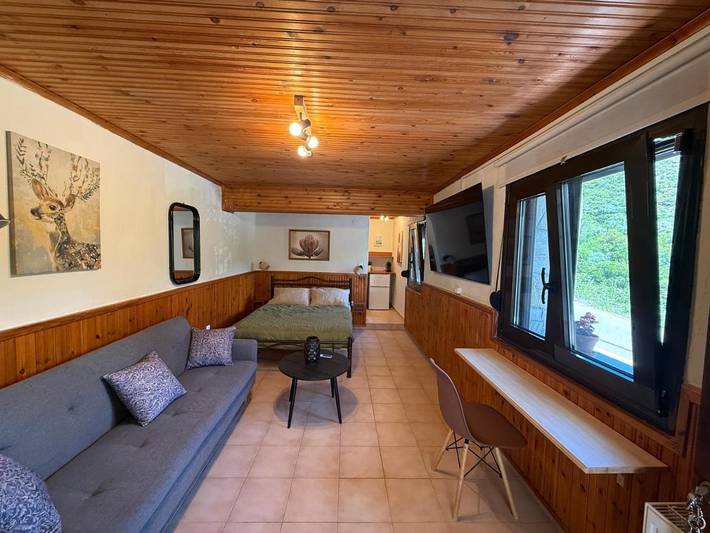 Gîte pour 3 personnes, avec Terrasse ainsi que Jardin et Vue dans (Nea) Vrasna - 2