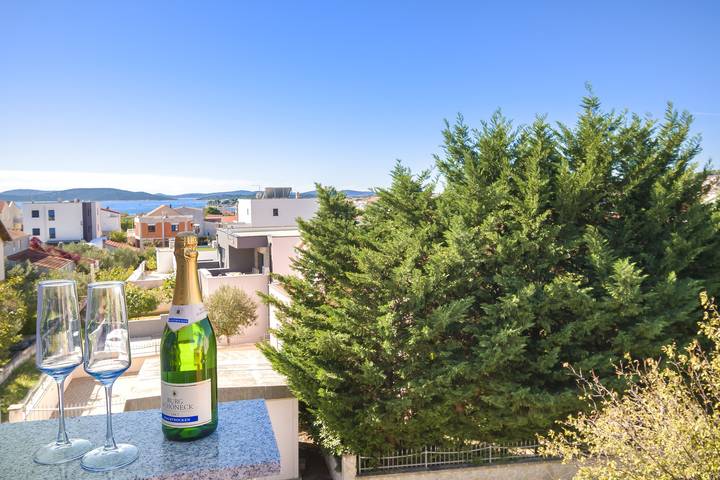 Ferienwohnung für 4 Personen, mit Balkon und Pool sowie Ausblick in Vodice
