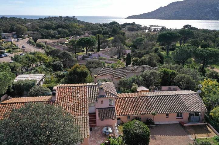 Villa pour 4 personnes, avec terrasse dans Santa Giulia