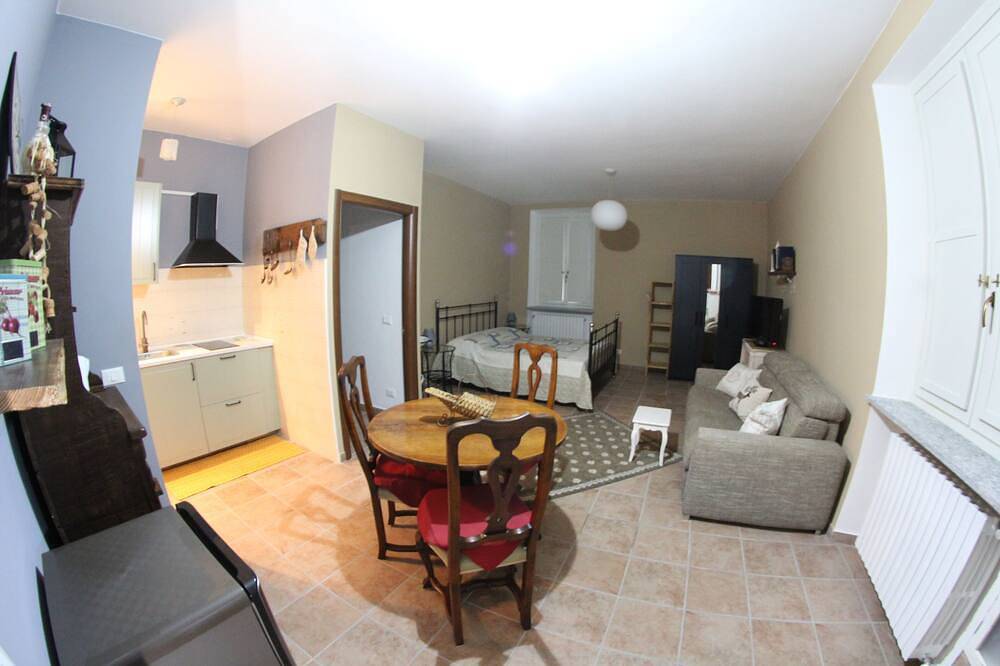 Hel lejlighed, Cozy apartment inside the 1400 building \"Torre degli Angeli.\" in Centro (Vercelli), Vercelli