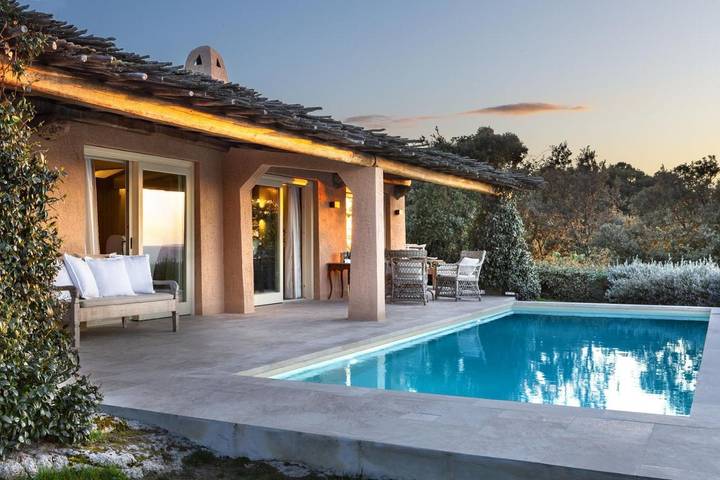 Bungalow per 2 persone, con Idromassaggio e Terrazza nonché Giardino e Piscina ad Olbia