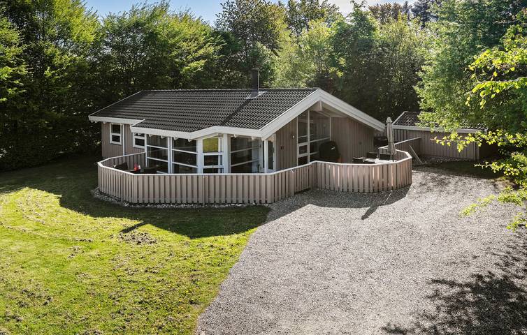 Feriehus for 8 personer, med terrasse og have såvel som jacuzzi og sauna - 1