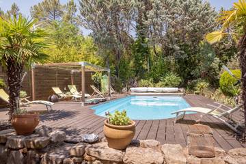 Location de vacances pour 6 personnes, avec piscine ainsi que jardin et terrasse, animaux acceptés à Rosières (Ardèche)