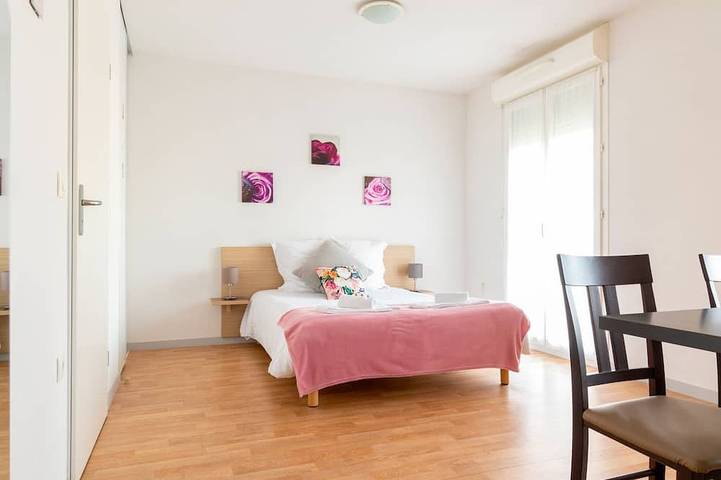 Gîte pour 2 personnes, avec Terrasse ainsi que Jardin et Piscine à Argenton-l'Église