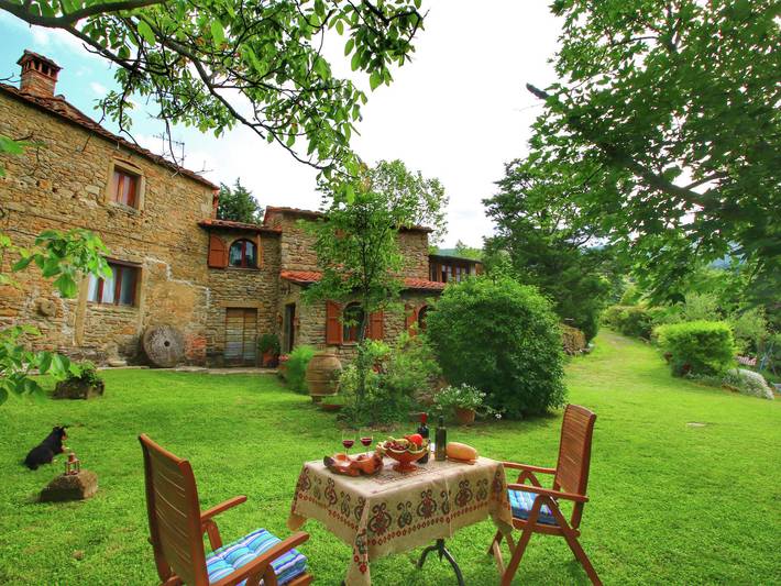 Agriturismo per 4 persone, con giardino e piscina, adatto a famiglie con bambini in Val di Chiana