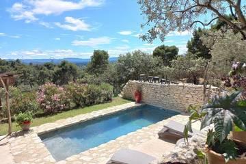 Gîte pour 2 personnes, avec piscine ainsi que terrasse et jardin à Cavaillon