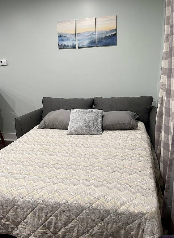 Clean Pet-Friendly Apartment Close to Everything in Hendersonville, Henderson County (NC)