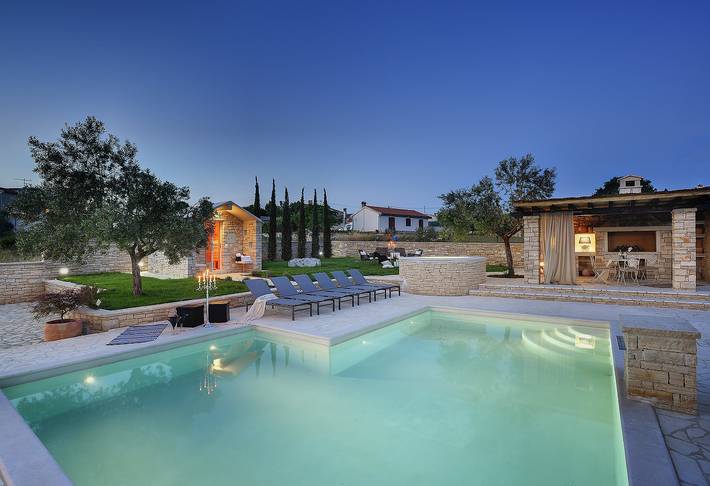 Ferienhaus für 8 Personen, mit Garten und Sauna sowie Balkon und Pool, kinderfreundlich in Rovinj