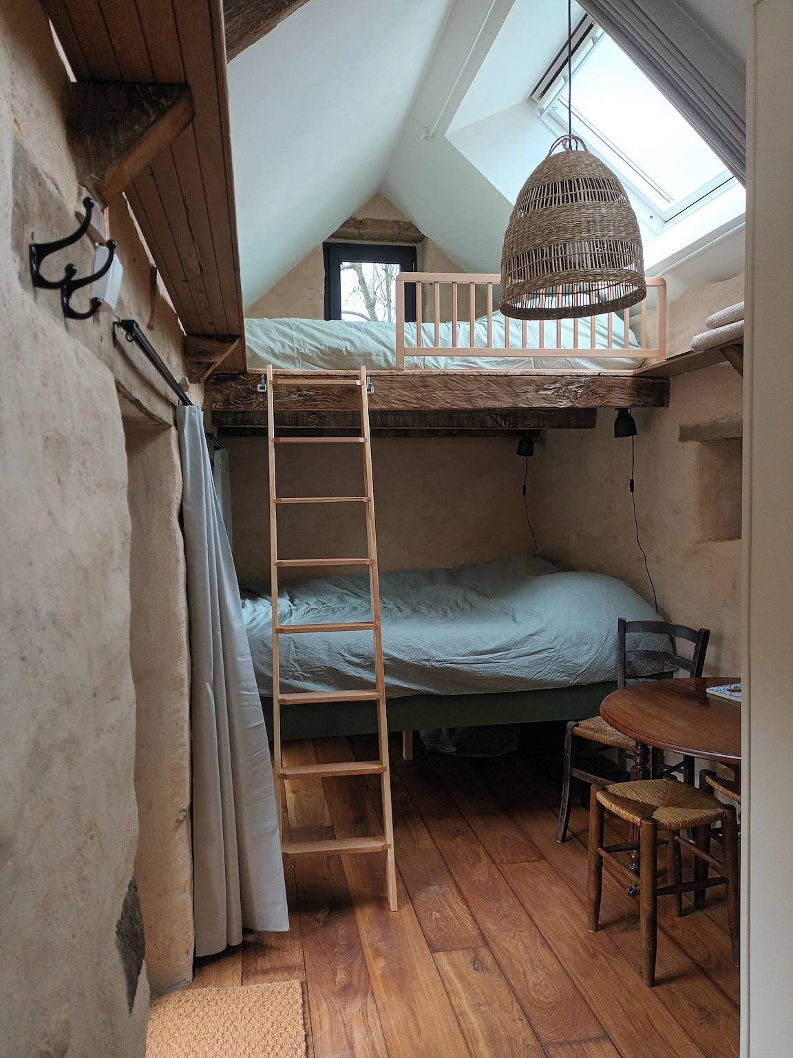 Appartement entier, Studio « Charmante Petite Maison à la Ferme » avec terrasse, jardin privé et Wi-Fi in Grand-Fougeray, Région de Redon