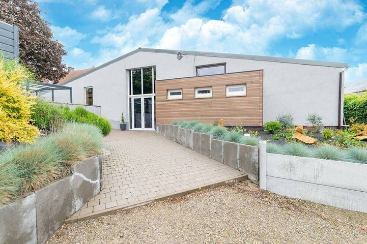 Location de vacances pour 8 personnes, avec terrasse ainsi que piscine et jardin à Ohey
