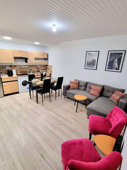 Appartement entier, One-Bedroom Apartment in Rive-de-Gier, Parc Naturel Régional du Pilat