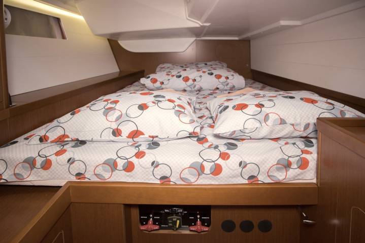 Bateau pour 8 personnes dans Tivat - 4