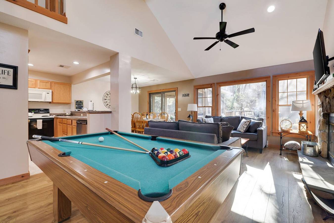 Pocono Mountain Home , Hot Tub- 1 Mile to Skiing! in Long Pond