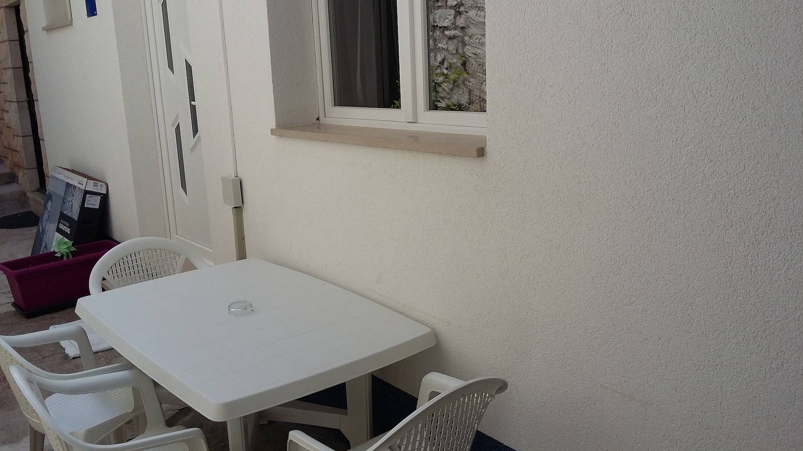 Ganze Wohnung, 2-Zimmer-Ferienwohnung mit Terrasse und Meerblick Povlja (Brac) A-12362-a in Povlja, Brac