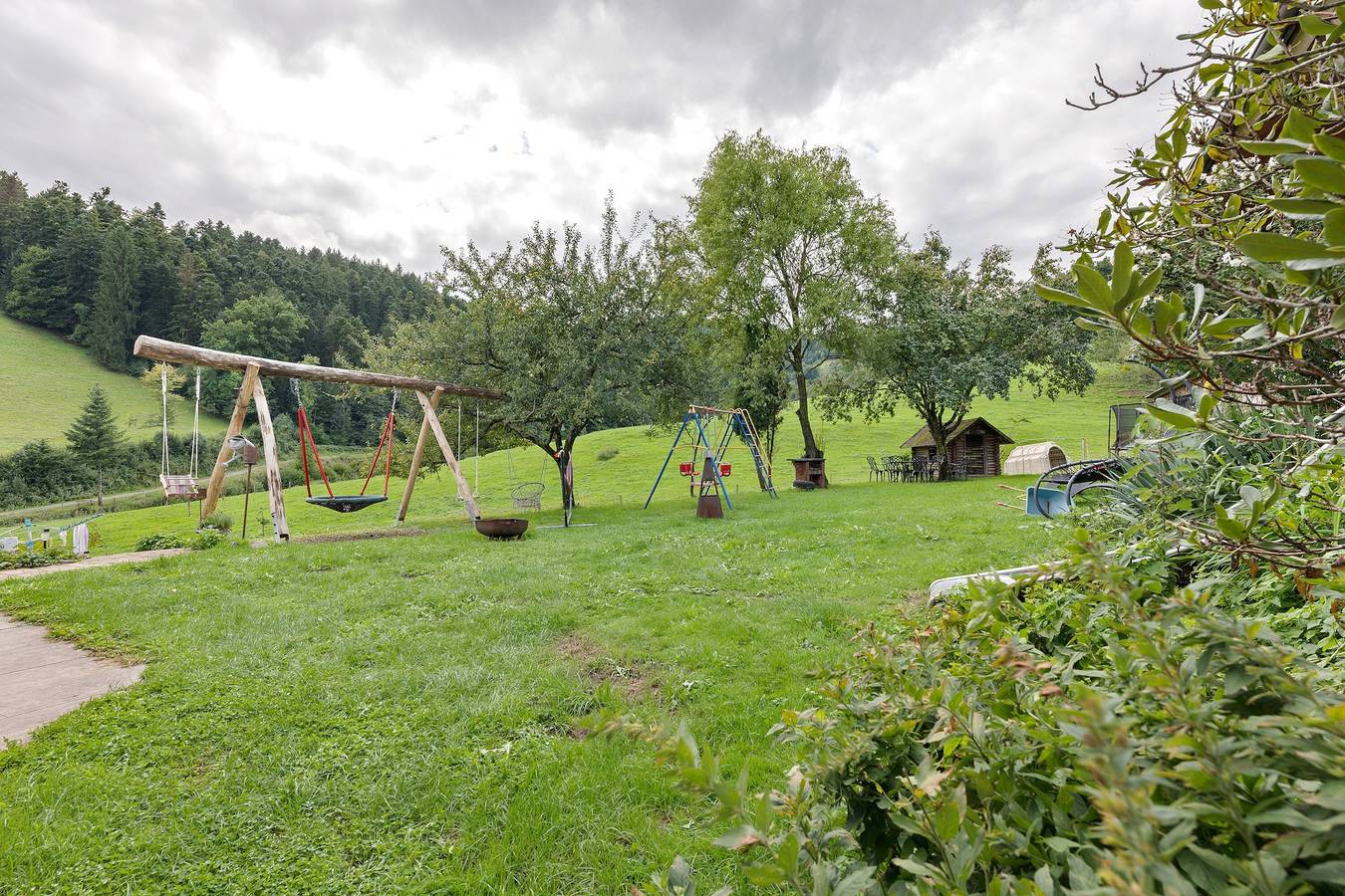 Apartamento inteiro, Apartamento 'Waldblick' com Vista para a Montanha, Jardim Partilhado e Wi-Fi in Kirchzarten, Floresta Negra do Sul