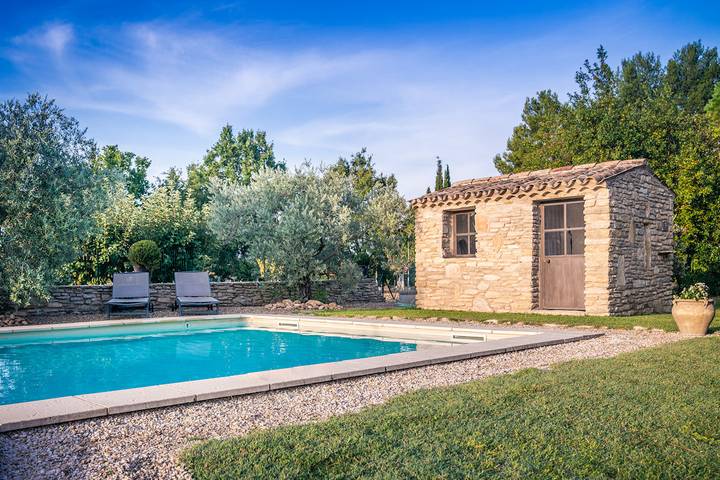 Gîte pour 8 personnes, avec terrasse ainsi que piscine et jardin